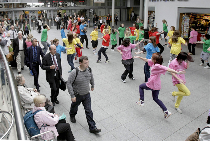 La proposta di matrimonio? Si fa con un flash mob!