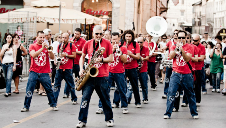 La marching band Funk Off - i volontari al flash mob inviteranno le persone presenti al flash mob a ballare dietro la band per Piazza Duomo