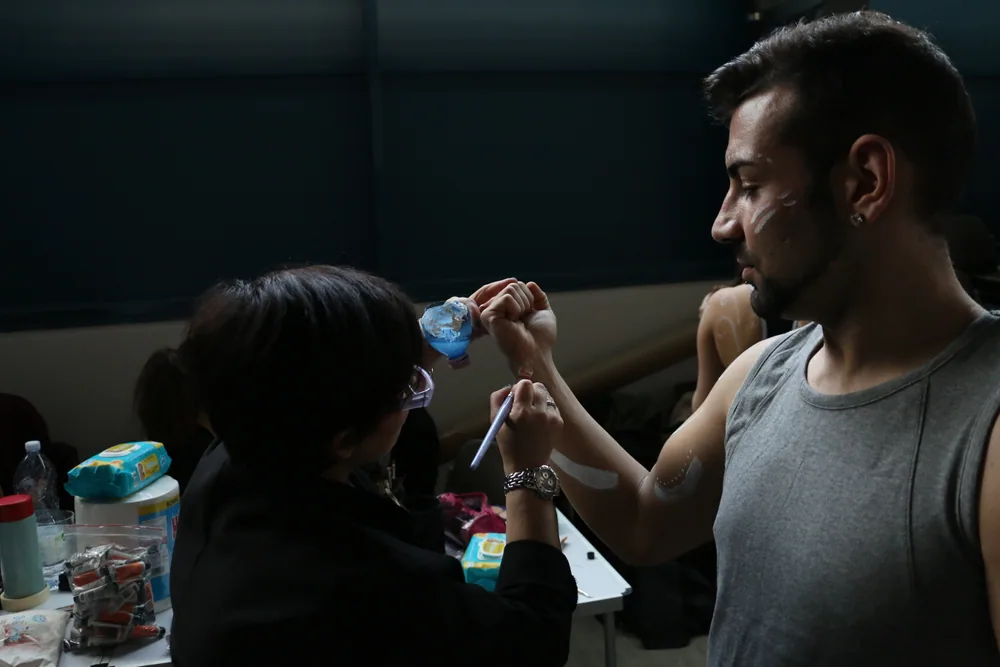 Body painting durante la preparazione dei performer BMW