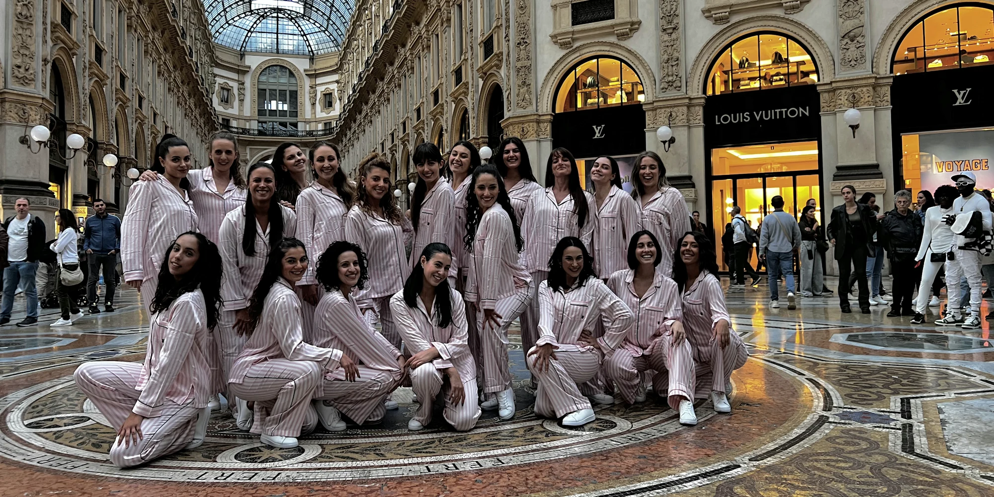 Le performer di Victoria’s Secret nella Galleria Vittorio Emanuele II a Milano