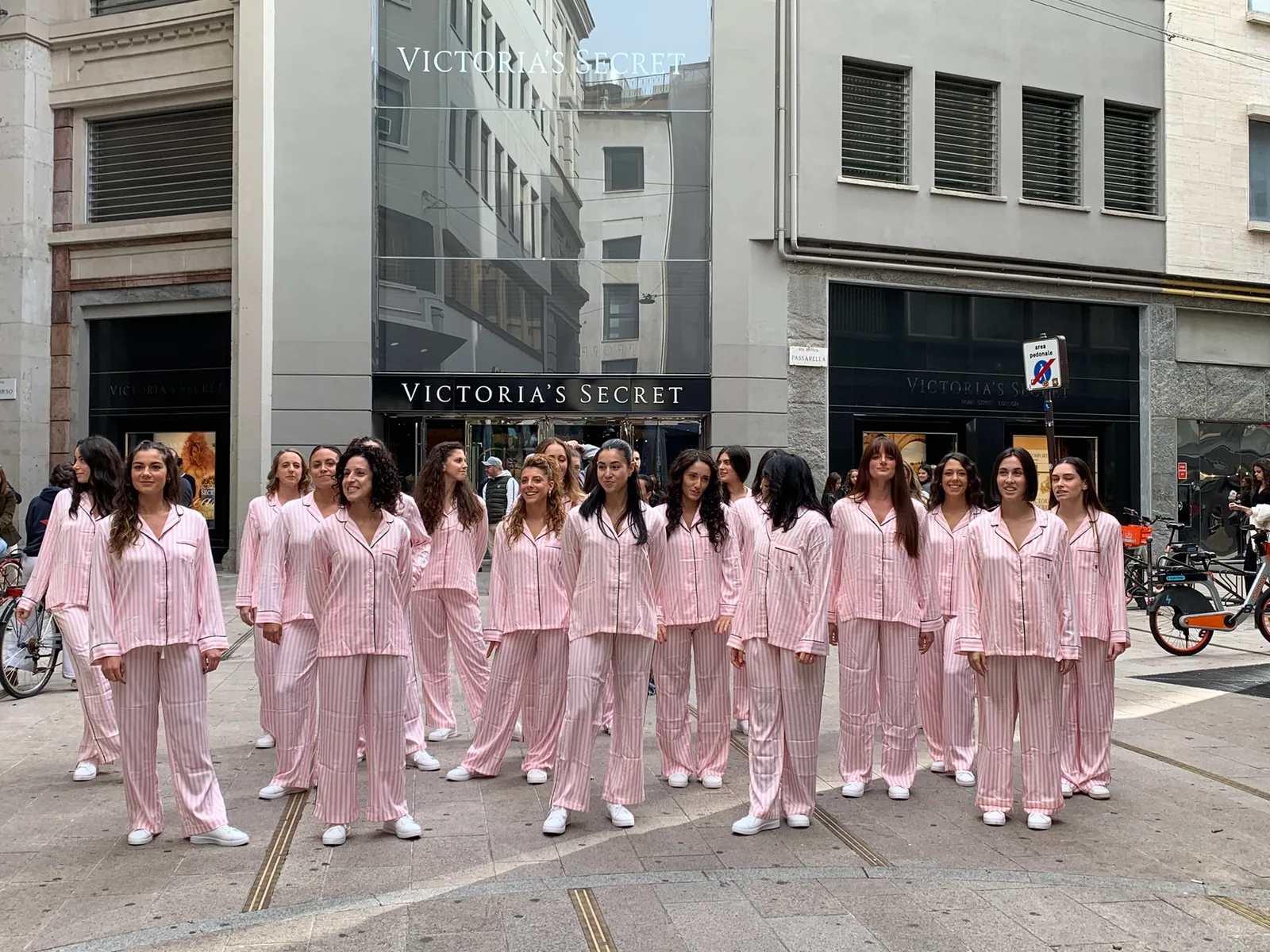 Performer di Victoria’s Secret riunite davanti al punto vendita a Milano